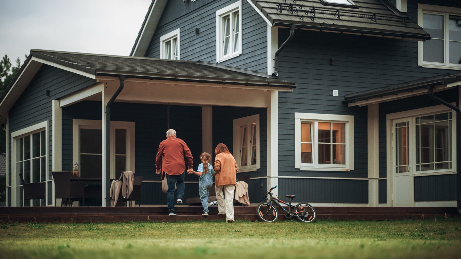 An older father and his adult daughter together at home
